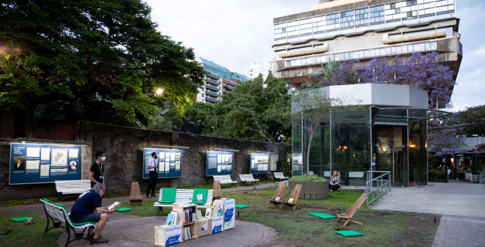 Biblioteca debajo de los arboles 86